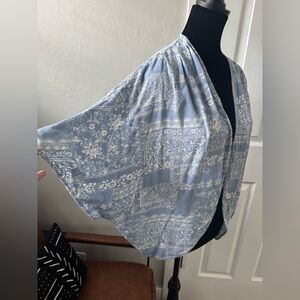 Style Rack Blue and White Patterned Kimono